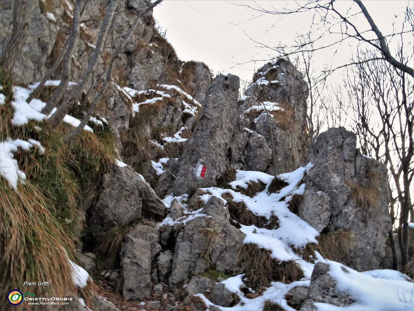 68 Strappo finale tra roccette per vetta Cornagera.JPG